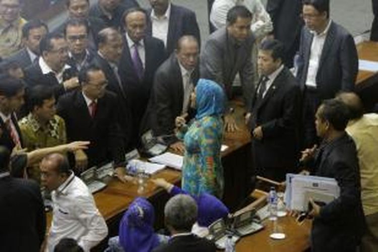 Sejumlah anggota DPR adu mulut dengan Ketua Fraksi Partai Demokrat, Nurhayati Assegaf saat sidang Paripurna DPR di Komplek Parlemen Senayan, Jakarta Pusat, Kamis (25/9/2014). Fraksi di DPR harus melakukan lobi untuk menentukan voting pengesahan RUU Pilkada.  