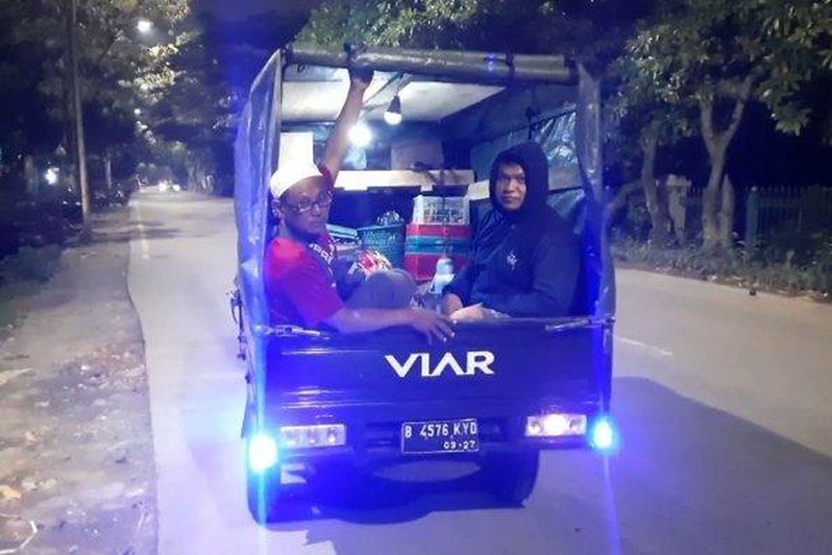 Beberapa warga dari Kampung Muka Ancol, Pademangan, Jakarta Utara, menggunakan motor gerobak untuk transportasi mudik Lebaran ke kampung halaman mereka di Pemalang, Jawa Tengah, Selasa (18/4/2023) malam. 