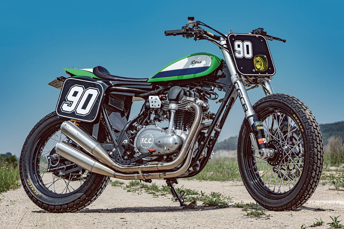 Kawasaki W800 bergaya flat tracker garapan Crazy Garage Custom Bikes