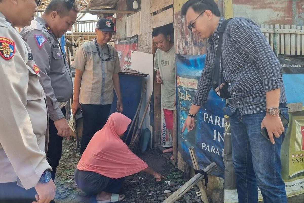Polisi melakukan olah tempat kejadian perkara (TKP) kasus penemuan bayi laki-laki yang tergeletak di warung kopi di Desa Desa Putat Nutug, Kecamatan Ciseeng, Kabupaten Bogor, Jawa Barat, Jumat (2/8/2024).