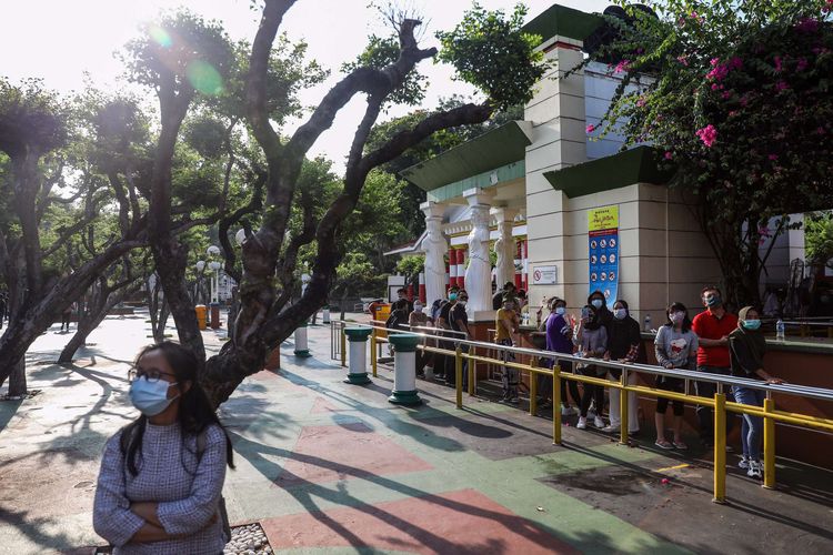 Pengunjung menikmati wahana di Dufan, Taman Impian Jaya Ancol, Jakarta Utara, Kamis (29/10/2020). Liburan panjang dimanfaatkan warga untuk berwisata ke tempat wisata pantai tersebut, jumlah pengunjung tercatat mencapai sekitar 22.000 pada pukul 15.00. Kuota pengunjung dibatasi 25 persen dari kapasitas maksimal atau 25.000 orang pada masa pembatasan sosial berskala besar (PSBB) transisi ini.