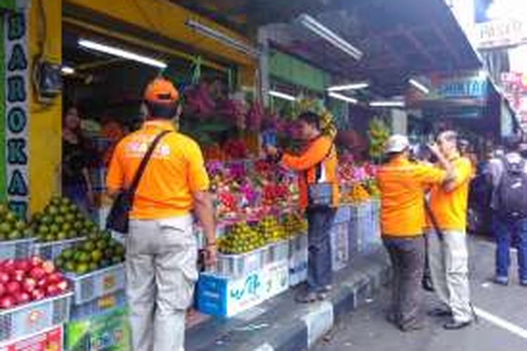 Tim inafis Polda Jawa Tengah melakukan pemeriksaan dan rekonstruksi kejadian penembakan misterius di Jalan Ikhlas Kota Magelang, Jawa Tengah, Kamis (28/4/2016).