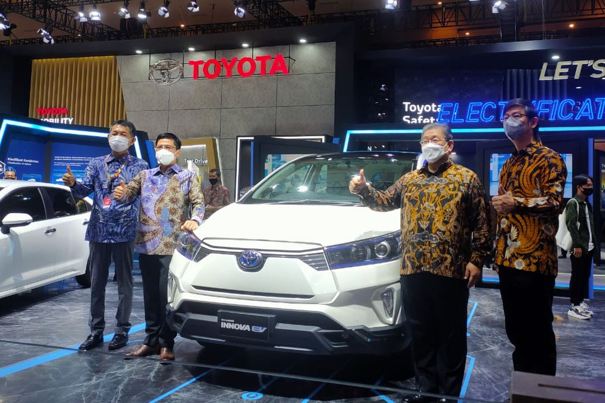 Jajaran Board of Director (BOD) Toyota Astra Motor berpose dengan Toyota Innova EV di IIMS Hybrid 2022