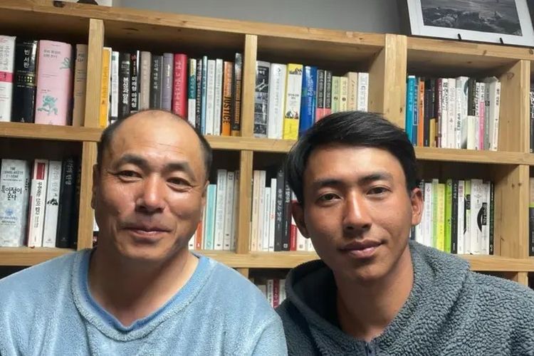 Sugianto bersama pemberi kerjanya, yang sekaligus aparat desa Gyeongjeong, Yu myeong shin. Sugianto mengatakan betah tinggal di Gyeongjeong, di mana ia merasa diterima oleh warga.