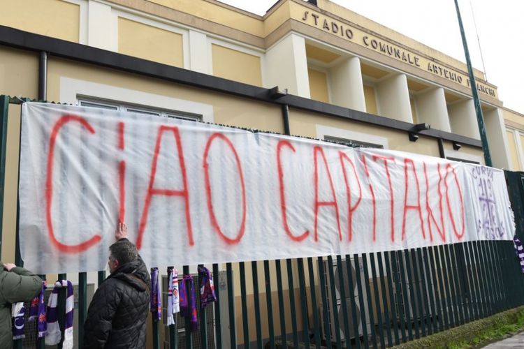 Suporter Fiorentina membentangkan spanduk duka cita bertuliskan Selamat tinggal, Kapten merujuk pada kepergian Davide Astori, Minggu, 4 Maret 2018.