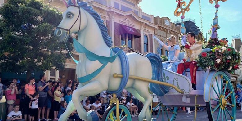 Parade kuda di Disneyland Paris.