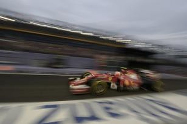 Pebalap Scuderia Ferrari asal Spanyol, Fernando Alonso, kembali ke pit Sirkuit Marina Bay Street, pada sesi latihan ketiga GP Singapura, Sabtu (20/9/2014).