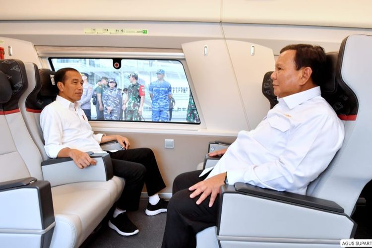 Presiden Joko Widodo bersama Menteri Pertahanan (Menhan) Prabowo Subianto saat naik Kereta Cepat Jakarta Bandung (KCJB) dari Stasiun Tegalluar ke Stasiun Halim pada Selasa (19/9/2023).
