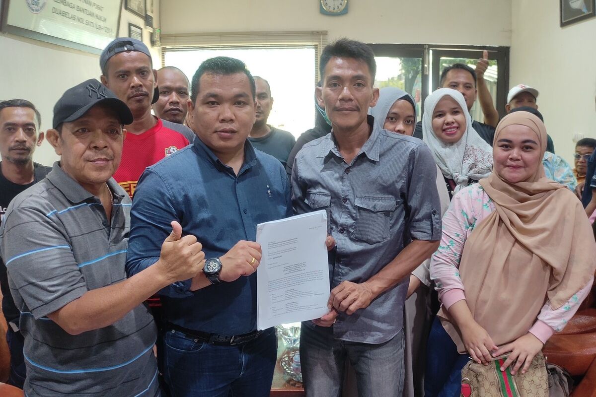 Puluhan eks karyawan Perumda Trans Pakuan Kota Bogor didampingi kuasa hukumnya saat ditemui di Kantor Hukum J.A.W.A.R.A and Associates, di Bogor, Jawa Barat, Senin (5/6/2023).