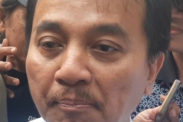 Roy Suryo saat menemui wartawan usai melakukan pertemuan dengan pihak rektorat dan pihak Fakuktas Kehutanan UGM terkait dengan ijazah Joko Widodo.