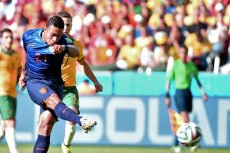 Memphis Depay mencetak gol ketiga Belanda ke gawang Australia.
