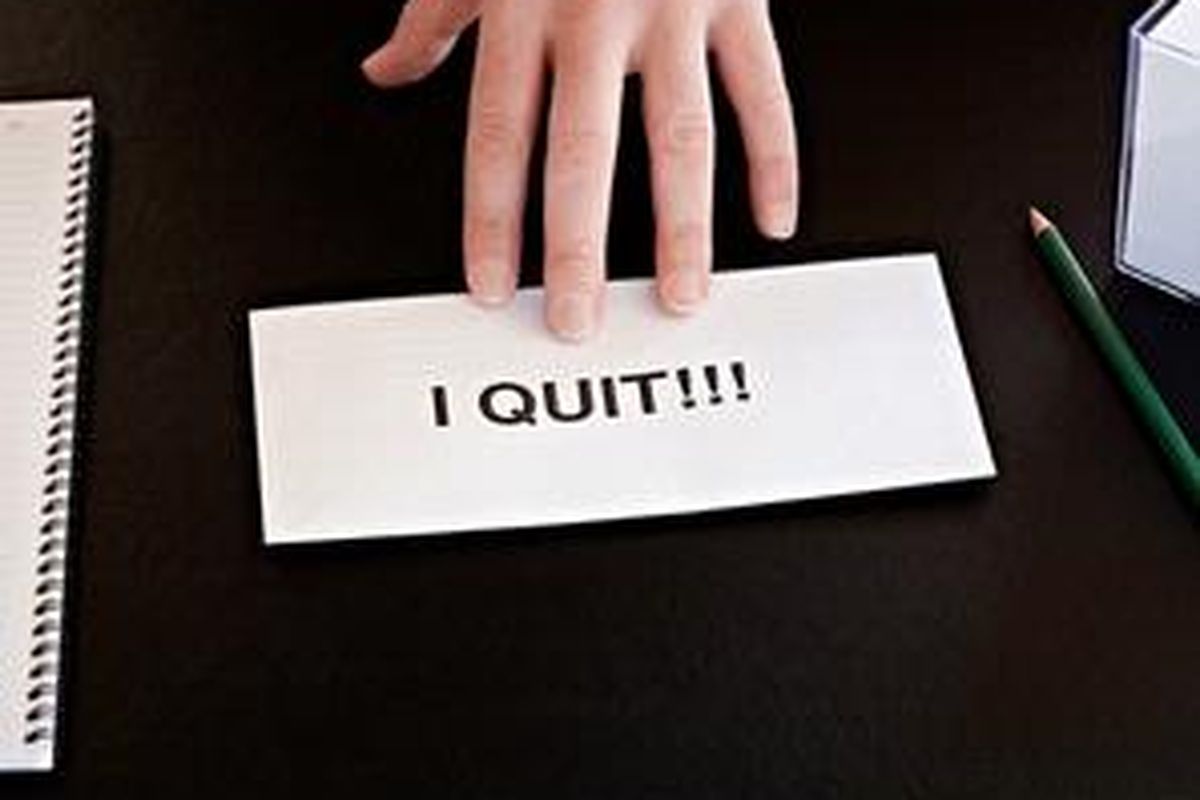 Sebaiknya bicarakan dahulu secara personal kepada atasan langsung sebelum menyerahkan surat pengunduran diri secara resmi kepada perusahaan.