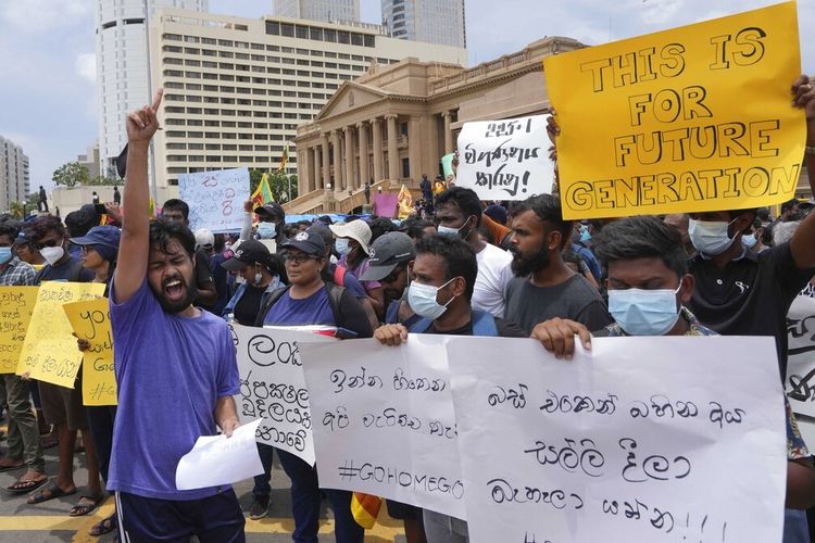 Warga Sri Lanka menggelar protes di luar kantor presiden di Colombo, Sri Lanka, Rabu (13/4/2022). Perdana Menteri Sri Lanka menawarkan untuk bertemu para pengunjuk rasa di tengah krisis ekonomi.
