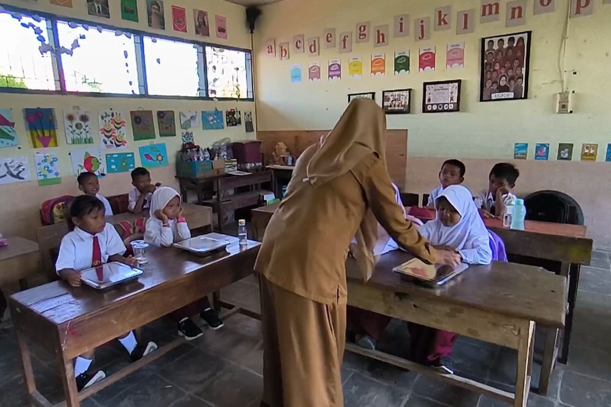 Launching Makan Bergizi Gratis disambut gembira ribuan siswa di Polewali Mandar