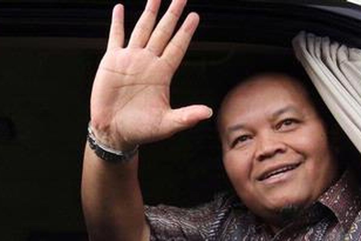 Ketua Fraksi Partai Keadilan Sejahtera (PKS) Hidayat Nurwahid, meninggalkan gedung Komisi Pemberantasan Korupsi (KPK), Jakarta, Senin (10/12/2012). Saat bertemu dengan Wakil Ketua KPK Adnan Pandu Praja, Hidayat memberikan Al Quran sebagai bentuk dukungan ke KPK.Tujuan Ketua Fraksi PKS datang ke KPK, juga untuk  memberi dukungan moral ke KPK yang masih berkaitan dengan peringatan Hari Anti Korupsi dan mendoakan semua pimpinan KPK semakin berani dan tetap menjadi amanat rakyat.  