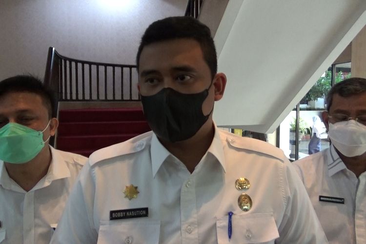 Wali Kota Medan, Bobby Nasution mengintruksikan camat, lurah hingga kepling untuk memperketat pengawasan penerapan protokol kesehatan di tempat-tempat ibadah di Medan. 