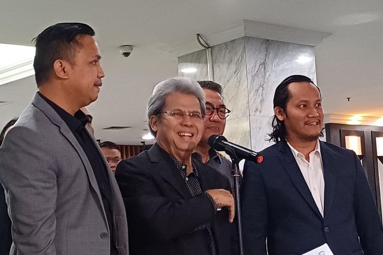 Kuasa hukum Ganjar-Mahfud, Todung Mulya Lubis (tengah) usai menyerahkan dokumen kesimpulan terkait sidang sengketa Pilpres 2024 ke Mahkamah Konstitusi, Selasa (16/4/2024).