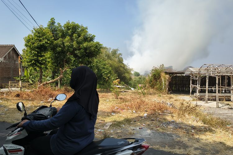 Dampak Asap Kebakaran TPA Putri Cempo, 18 Warga Karanganyar Mengungsi dan 1 Lansia Dirawat