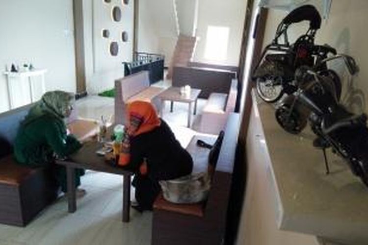Pengunjung sedang menikmati makanan di Balkon Kafe Lhokseumawe, Aceh 