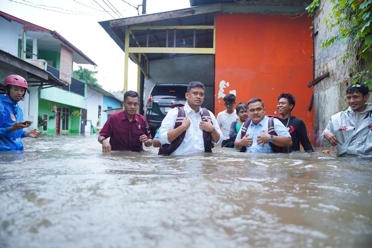 Wali Kota Medan Bobby Nasution turun langsung meninjau banjir di lingkungannya, yang terjadi akibat tingginya intensitas hujan dari siang hingga petang pada Selasa (27/8/2024).