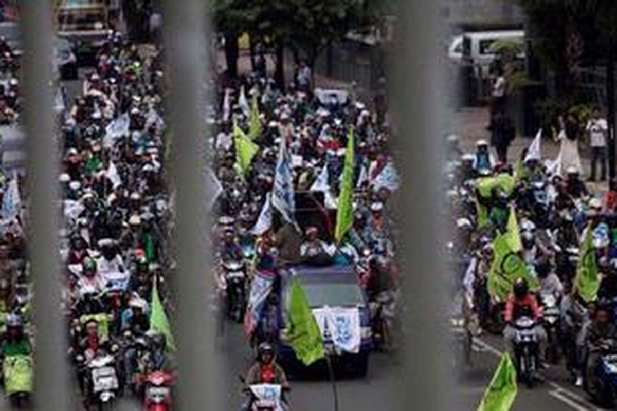 Ilustrasi. Ribuan buruh se-Jabodetabek berunjuk rasa di Bundaran Hotel Indonesia, Jakarta, Rabu (21/11). Mereka menuntut pemerintah mencabut Undang-undang Nomor 24 tahun 2011 tentang Badan Penyelenggara Jaminan Sosial (BPJS) dan Undang-undang Sistem Jaminan Sosial Nasional (SJSN). Mereka menolak BPJS karena mewajibkan buruh menyetor biaya sebesar Rp 22.500 per kepala. 