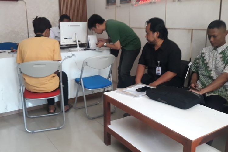 Keluarga korban yang didampingi Komnas Perlindungan Anak Jawa Timur sedang melaporkan kasus perundungan di Polres Pasuruan Kota, Senin (26/8/2024).
