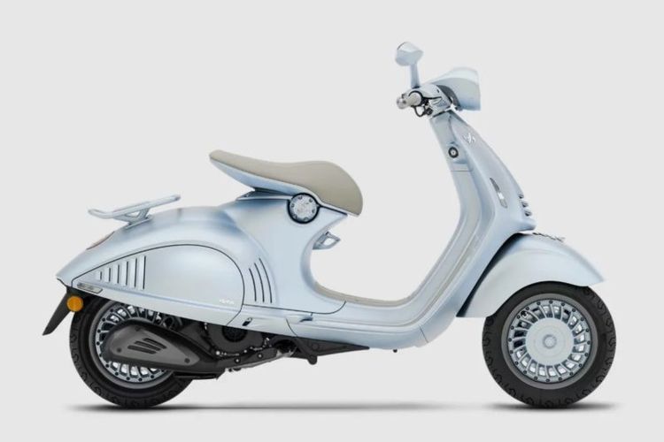 Vespa 946 Snake Icy