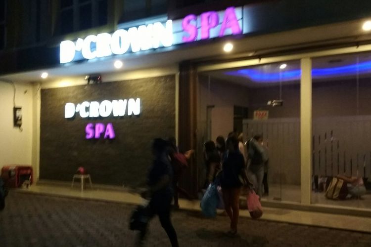 DCrown Spa di Karawang digerebek polisi karena diduga jadi tempat mesum, Senin (13/11/2017) malam.