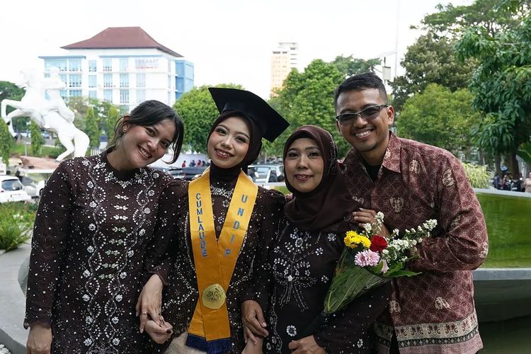 Anak Penjual Tenongan Semarang Berhasil Lulus Sarjana Terapan Undip, Ini Cerita Marsya