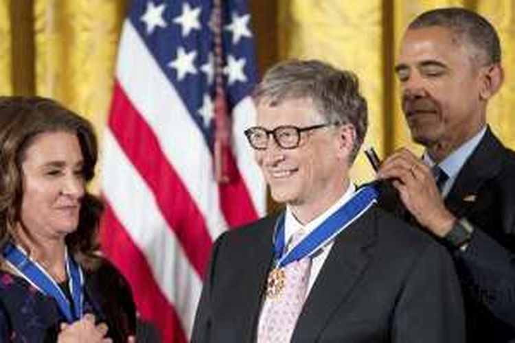 Pendiri Microsoft, Bill Gates beserta istrinya, Melinda, saat menerima penghargaan Medal of Freedom dari Presiden AS, Barack Obama, Selasa (22/11/2016).