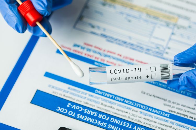 Ilustrasi tes Covid-19 menggunakan tes swab antigen atau tes PCR yang bisa dilakukan saat curiga terpapar Covid-19.