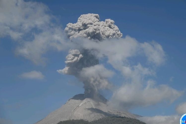 Gunung Lewotobi Laki-laki meletus pada Kamis (13/6/2024) 