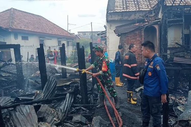 Sebanyak 28 rumah kawasan padat penduduk di Jalan Sido Ing Lautan, Kelurahan 36 Ilir, Kecamatan Gandus, Palembang, Sumatera Selatan, Rabu (19/7/2023). Kebakaran itu diduga terjadi akibat Set Top Box (STB) milik warga yang meledak karena lupa dimatikan.