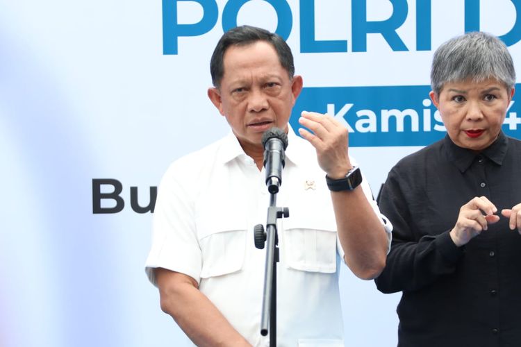 Menteri Dalam Negeri (Mendagri) Muhammad Tito Karnavian usai menghadiri launching Gerakan Pangan Murah Polri dan Bulog di Lapangan Bulog Kanwil Jakarta dan Banten, Jakarta Utara, Kamis (14/8/2025).