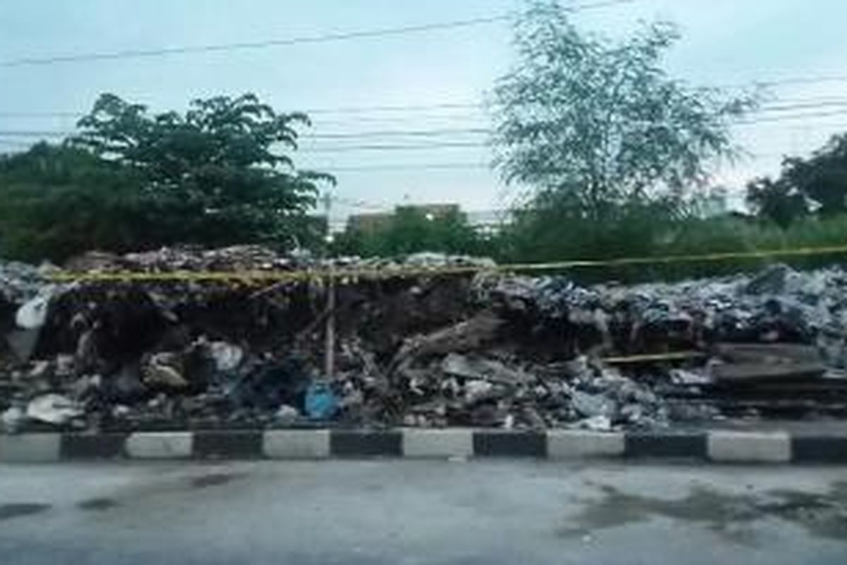 Tembok pembatas rel kereta api di Jalan Manggarai Selatan 2, RT 15 RW 10, Manggarai, Tebet, Jakarta Selatan roboh pada pukul 14.50 WIB hari Senin (11/1/2016) 