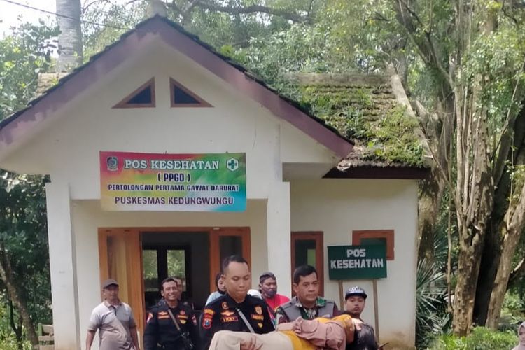 Petugas saat mengevakuasi ibu hamil di Alas Purwo Banyuwangi 