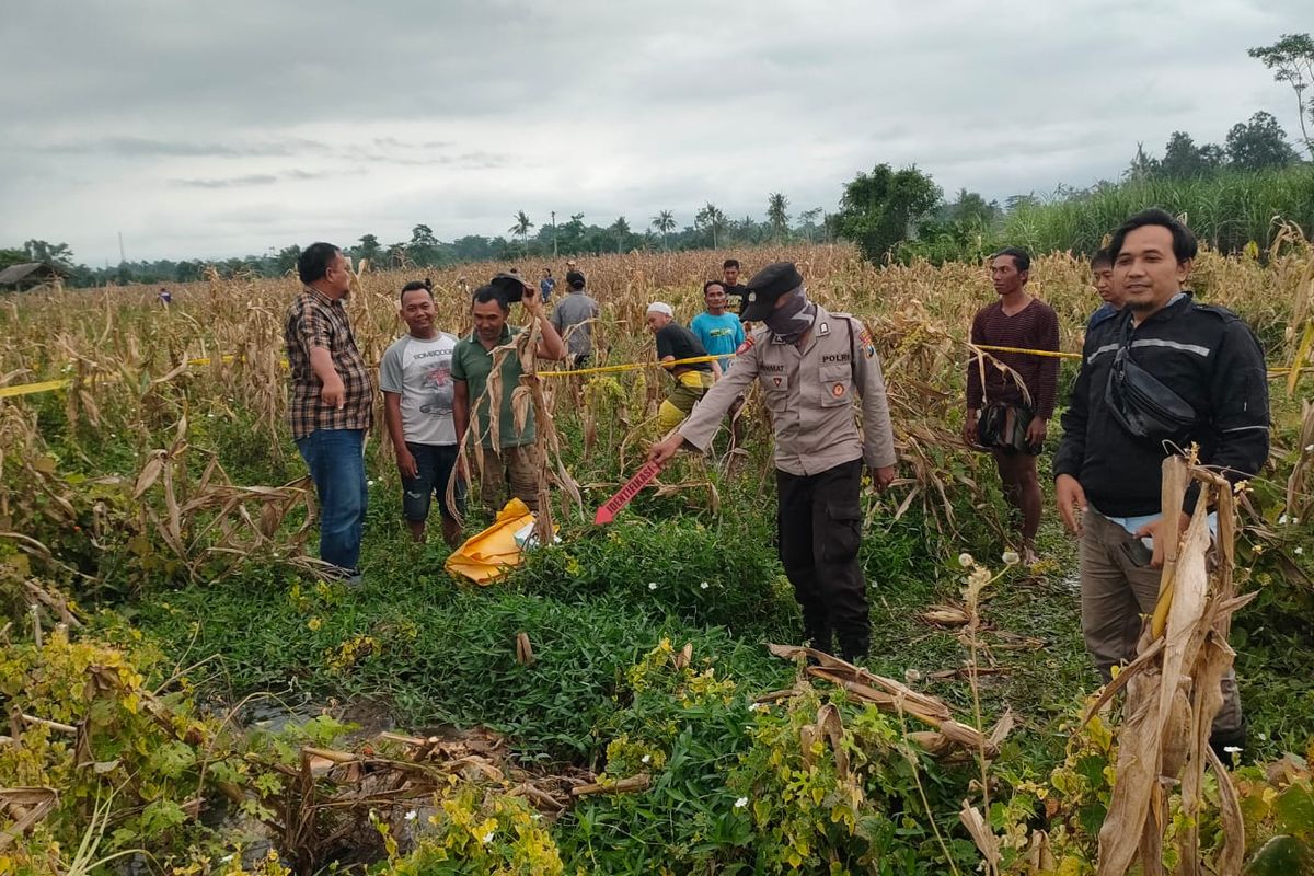 Polisi olah TKP penemuan mayat tanpa identitas di Lumajang, Selasa (7/1/2025).