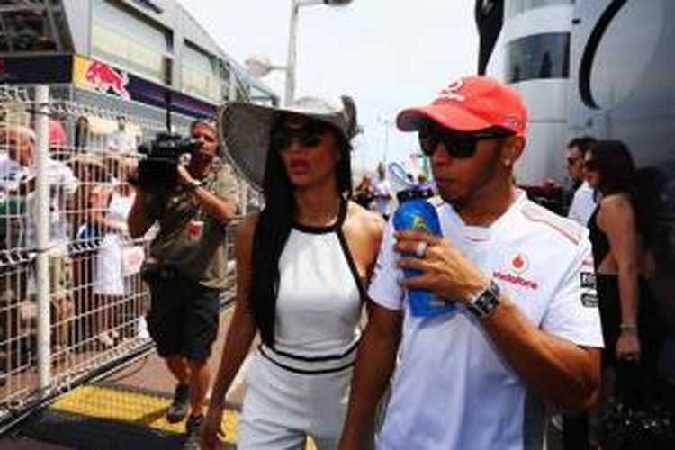 Nicole Scherzinger sering terlihat menemani Lewis Hamilton dalam beberapa balapan.