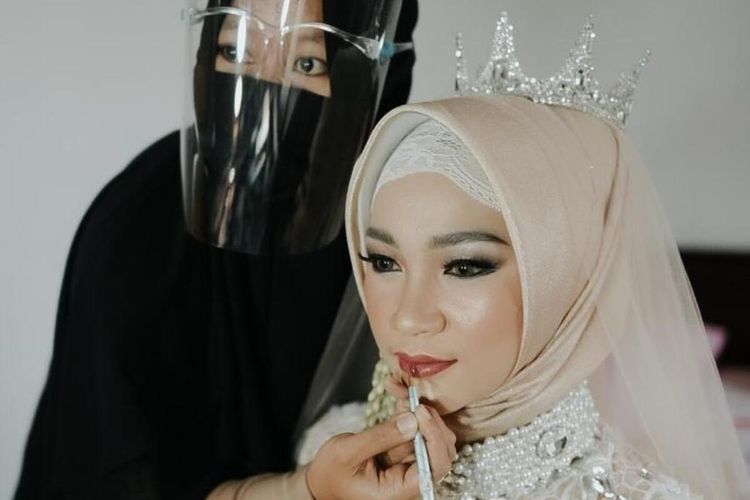 Nicka Savitri (33) seorang makeup artist saat merias pengantin dengan protokol kesehatan Covid-19.