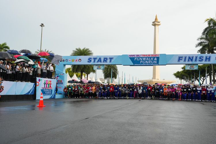 TP-PKK Pusat menggelar Fun Run dan Fun Walk di Monas yang diikuti 20.000 peserta dari berbagai daerah.