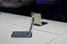 Mencoba Ponsel Lipat Samsung Galaxy Z Flip
