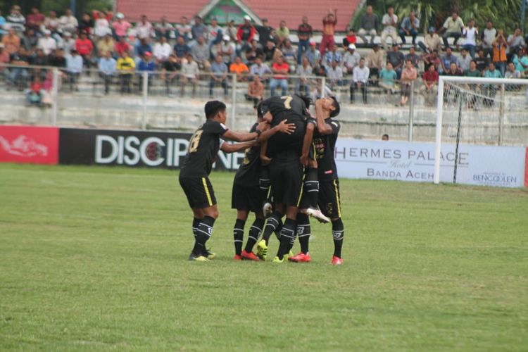 Pemain Semen Padang melakukan selebrasi usai cetak gol ke gaeang Aceh United pada pertandingan keempat babak delapan besar grup A Liga 2 Indonesia di Stadion Cot Gapu Bireun, Minggu (10/11/2018)