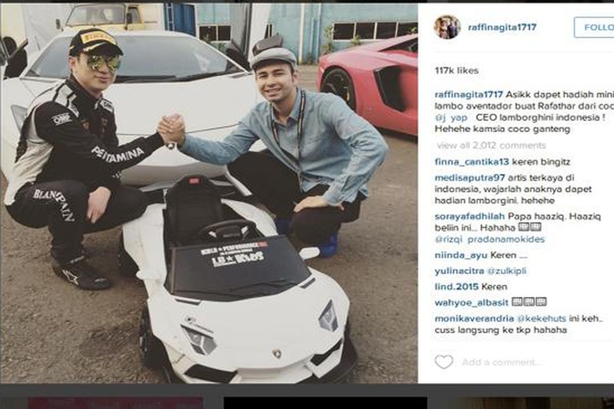 Putra pasangan artis peran Raffi Ahmad-Nagita Slavina, Rafathar Malik Ahmad, mendapat hadiah mini Lamborghini Aventador dari CEO Lamborghini Indonesia, Johnson Yaptonaga (kiri).