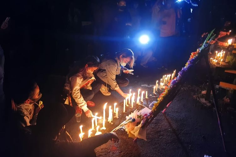 Seniman Sorong Bakar Lilin Mengenang 17 Korban DoubleO