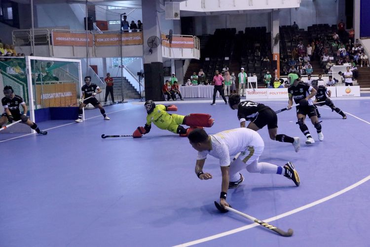 Atlet Hockey Indoor putra Provinsi Jawa Barat (Jabar) berupaya membobol gawang kiper tim putra Provinsi Banten pada babak final cabang olahraga (cabor) Hockey Indoor putra dalam ajang Pekan Olahraga Nasional (PON) XXI Aceh-Sumut di Gedung Serbaguna Universitas Negeri Medan (Unimed), Deliserdang, Sumatera Utara, Rabu (11/9/24). 