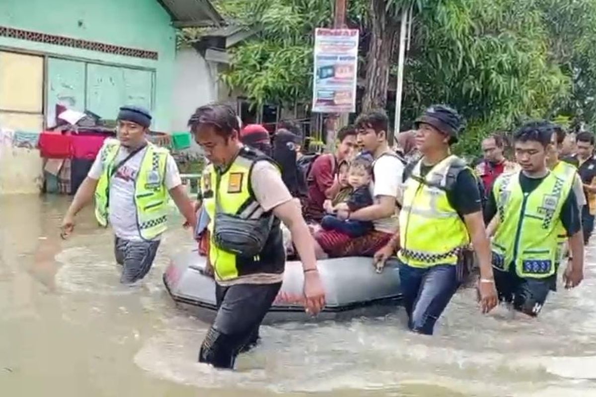 Banjir belum surut petugas BPBD Pasuruan dan kepolisian membantu evakuasi warga yang hendak mengungsi ke tempat yang lebih aman, Kamis (30/01/2025) 