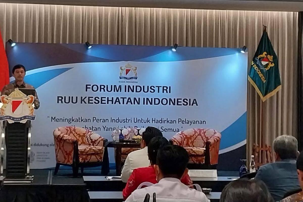 Wakil Menteri Kesehatan Dante Saksono Harbuwono memberikan sambutan dalam Forum Industri RUU Kesehatan yang digelar oleh Kadin di Jakarta, Kamis (16/3/2023).