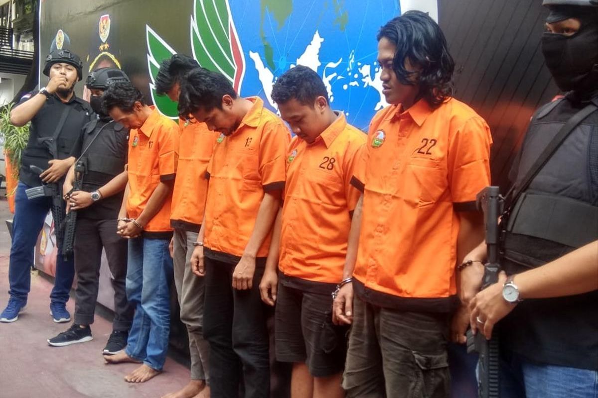 Tersangka Kumis alias K, FA alias JAR, DA alias DER, B alias Gong, dan ML alias Nang di Polda Metro Jaya, Rabu (7/8/2019).