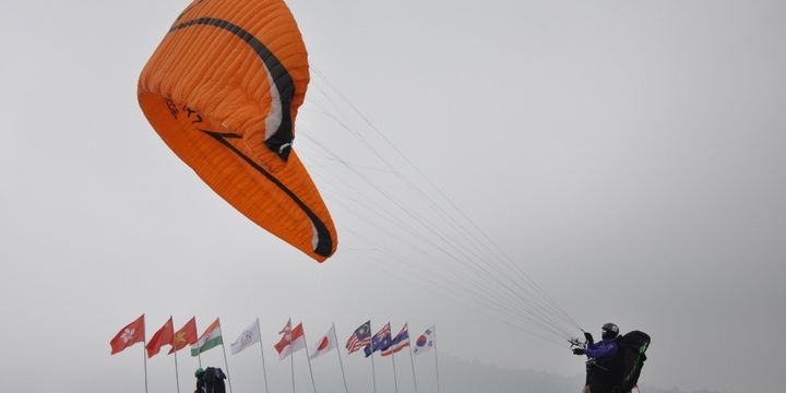 Satu di antara 101 atlit peserta Piala Asia II Lintas Alam Paralayang 2017, sedang lepas landas di Gunung Mas, Puncak, Jawa Barat pada Ronde I, Sabtu (12/8). 
