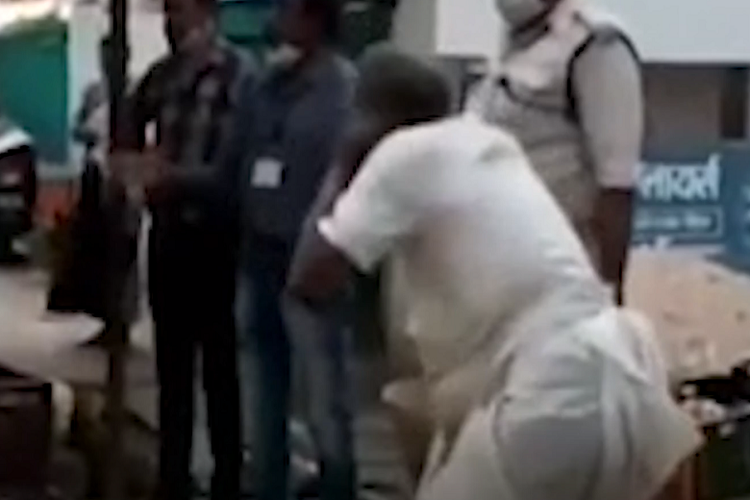 Seorang pria lanjut usia dihukum oleh polisi India setelah ketahuan melanggar aturan lockdown.